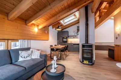 Ein Sitzbereich in der Unterkunft Dachwohnung Balma-great overview of Zermatt