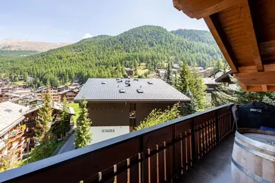 Ein allgemeiner Bergblick oder ein Berglick von der Ferienwohnung aus