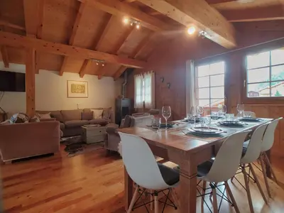 Ein Sitzbereich in der Unterkunft Mountain Village Chalet