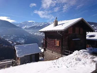 Ein allgemeiner Bergblick oder ein Berglick von des Chalets aus