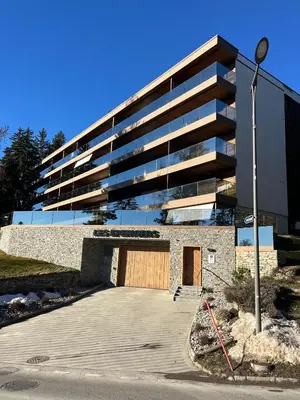 Das Gebäude in dem sich das Ferienhaus befindet