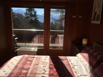 Ein Bett oder Betten in einem Zimmer der Unterkunft Renovated Mountain View Apartment - Les Eperviers