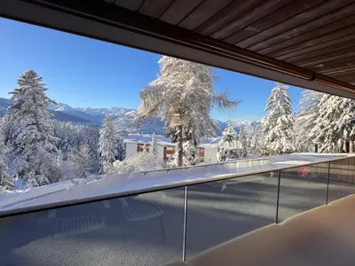 Ein allgemeiner Bergblick oder ein Berglick von des Ferienhauses aus