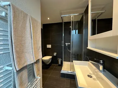 Ein Badezimmer in der Unterkunft Boutique Hotel Niesenblick - direkt am Thunersee gelegen mit SELF CHECK IN & digitaler Rezeption