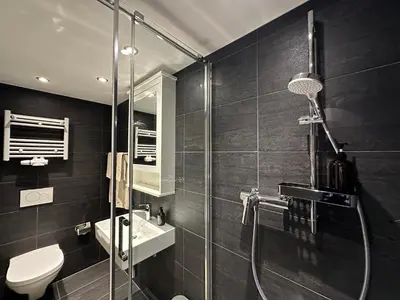 Ein Badezimmer in der Unterkunft Boutique Hotel Niesenblick - direkt am Thunersee gelegen mit SELF CHECK IN & digitaler Rezeption