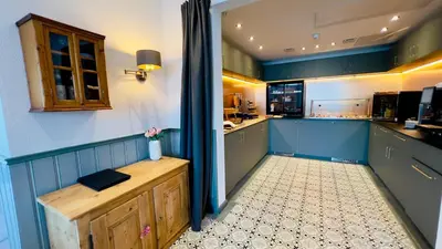 Küche/Küchenzeile in der Unterkunft Boutique Hotel Niesenblick - direkt am Thunersee gelegen mit SELF CHECK IN & digitaler Rezeption