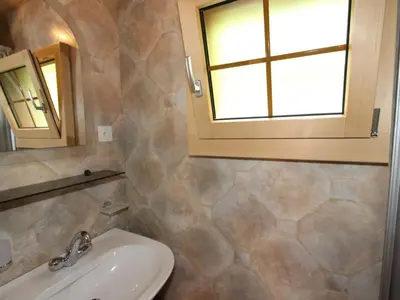 Ein Badezimmer in der Unterkunft Chalet in Valais near Ski Lift & Saas Valley