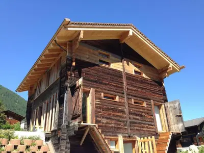 Das Gebäude in dem sich das Ferienhaus befindet