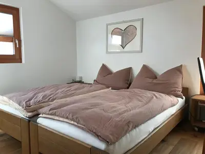 Ein Bett oder Betten in einem Zimmer der Unterkunft Ferienwohnung Ursis Stall