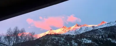 Ein allgemeiner Bergblick oder ein Berglick von des Chalets aus