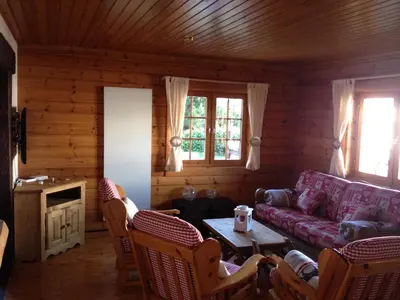Ein Sitzbereich in der Unterkunft Chalet le Verger