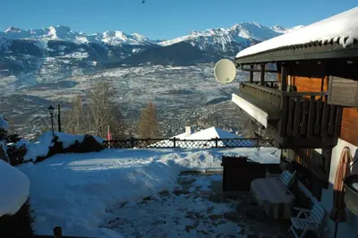Ein allgemeiner Bergblick oder ein Berglick von des Chalets aus