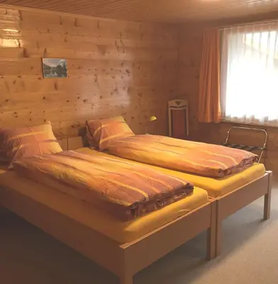 Ein Bett oder Betten in einem Zimmer der Unterkunft Sunnegga