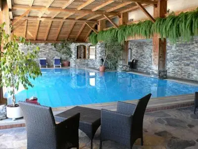 Der Swimmingpool an oder in der Nähe von Apartment 24 Hotel Etrier pool & spa
