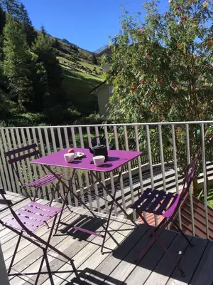 Ein allgemeiner Bergblick oder ein Berglick von des Ferienhauses aus
