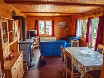 Ein Sitzbereich in der Unterkunft Chalet Bärgsunna