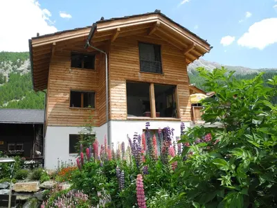 Das Gebäude in dem sich das Ferienhaus befindet