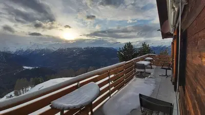 Ein allgemeiner Bergblick oder ein Berglick von des Chalets aus