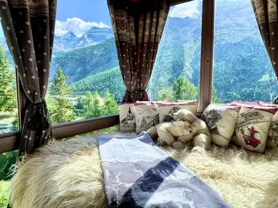 Ein allgemeiner Bergblick oder ein Berglick von des Chalets aus