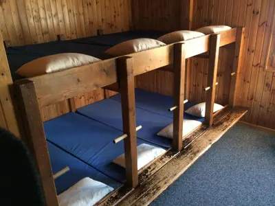 Ein Etagenbett oder Etagenbetten in einem Zimmer der Unterkunft Gruppenhaus im Walliser Alpstyle