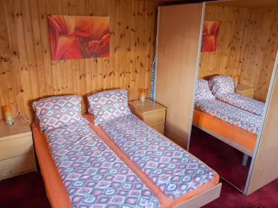 Ein Bett oder Betten in einem Zimmer der Unterkunft Gruppenhaus im Walliser Alpstyle