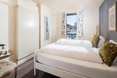 Ein Bett oder Betten in einem Zimmer der Unterkunft Alpenrose Hotel and Gardens