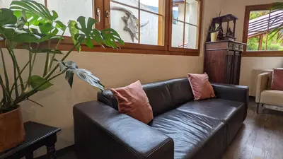 Ein Sitzbereich in der Unterkunft Hotel Beau-Séjour