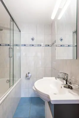 Ein Badezimmer in der Unterkunft Chalet Apartments Iseltwald