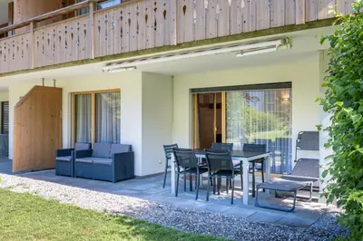 Ein Patio oder anderer Außenbereich in der Unterkunft Chalet Apartments Iseltwald