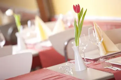 Ein Restaurant oder anderes Speiselokal in der Unterkunft Hotel Klein Matterhorn
