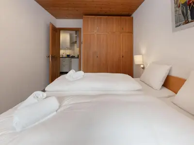 Ein Bett oder Betten in einem Zimmer der Unterkunft Apartment Chalet Almis-Bödeli-2 by Interhome