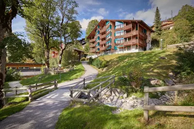 Ein Garten an der Unterkunft Reka-Feriendorf Hasliberg