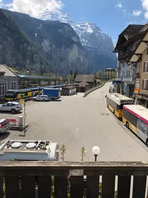 Ein allgemeiner Bergblick oder ein Berglick von des Gasthauses aus