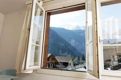 Ein allgemeiner Bergblick oder ein Berglick von des Gasthauses aus