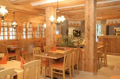 Ein Restaurant oder anderes Speiselokal in der Unterkunft Hotel Fiescherhof