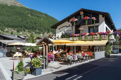 Ein allgemeiner Bergblick oder ein Berglick von des Hotels aus