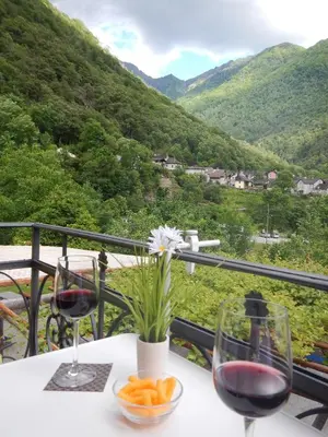 Ein allgemeiner Bergblick oder ein Berglick von des Gasthauses aus