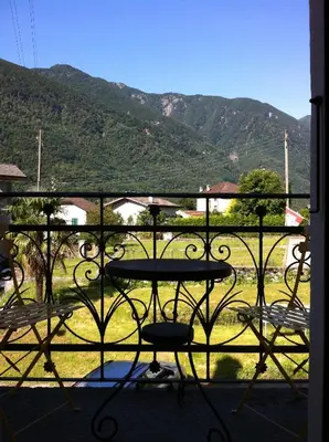 Ein allgemeiner Bergblick oder ein Berglick von des Gasthauses aus