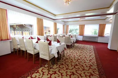 Ein Sitzbereich in der Unterkunft Hotel Alpina