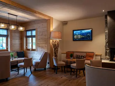 Ein Sitzbereich in der Unterkunft Hotel Alpenland