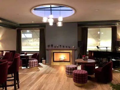 Ein Sitzbereich in der Unterkunft Hotel Simmenhof