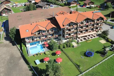 Der Swimmingpool an oder in der Nähe von Hotel Simmenhof