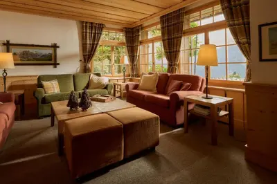 Ein Sitzbereich in der Unterkunft Hotel Alpenrose Wengen - a family affair since 1881