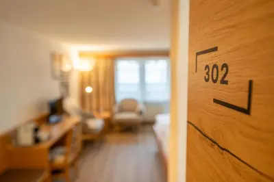 Ein Sitzbereich in der Unterkunft Hotel Sarazena