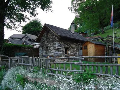 Das Gebäude in dem sich das Ferienhaus befindet