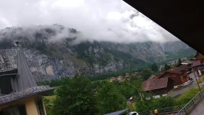 Ein allgemeiner Bergblick oder ein Berglick von des Privatzimmers aus