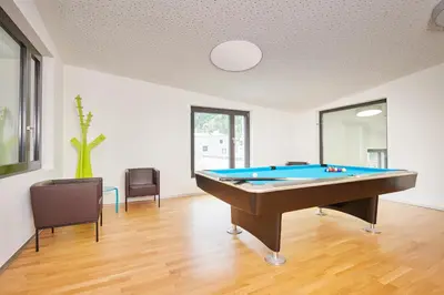 Ein Billardtisch in der Unterkunft Reka-Feriendorf Blatten-Belalp