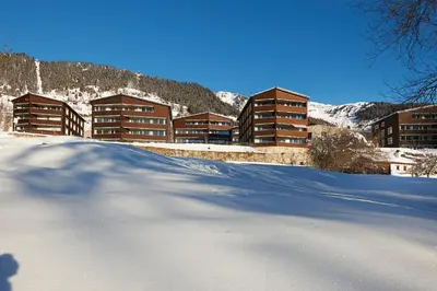 Ein allgemeiner Bergblick oder ein Berglick von des Ferienparks aus