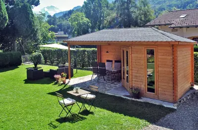 Ein Garten an der Unterkunft Chalet Maria Interlaken