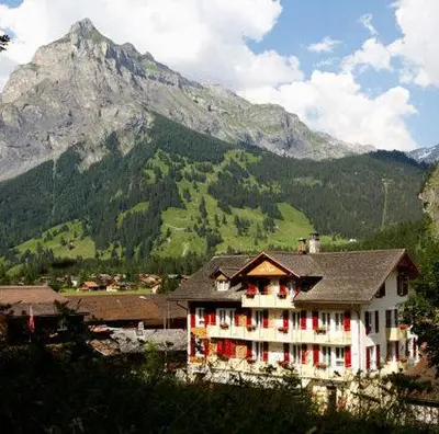 Ein allgemeiner Bergblick oder ein Berglick von des Gasthauses aus